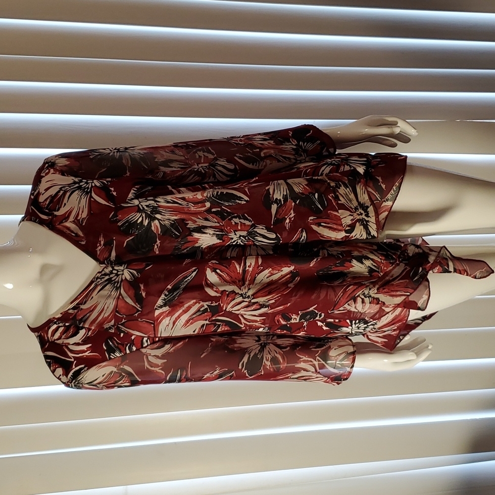 🎄5/$30🎄Laura Burgundy and White Blouse